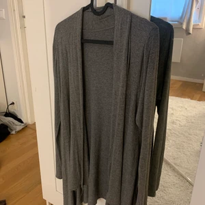 Kofta  - Grå kofta köpt på missäy. Tunn, väldigt skön att ha på sig.