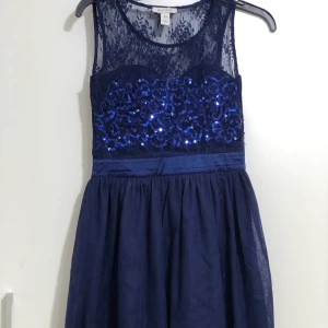 Klänning - Klänning från Nelly i storlek XS. Den är använd en gång. Den har inbygd bh. Jätteskönt och jättefin. Skulle säga att den passar mera barn. Passar till bröllop eller kalas skolavslutningar osv. Pris kan diskuteras