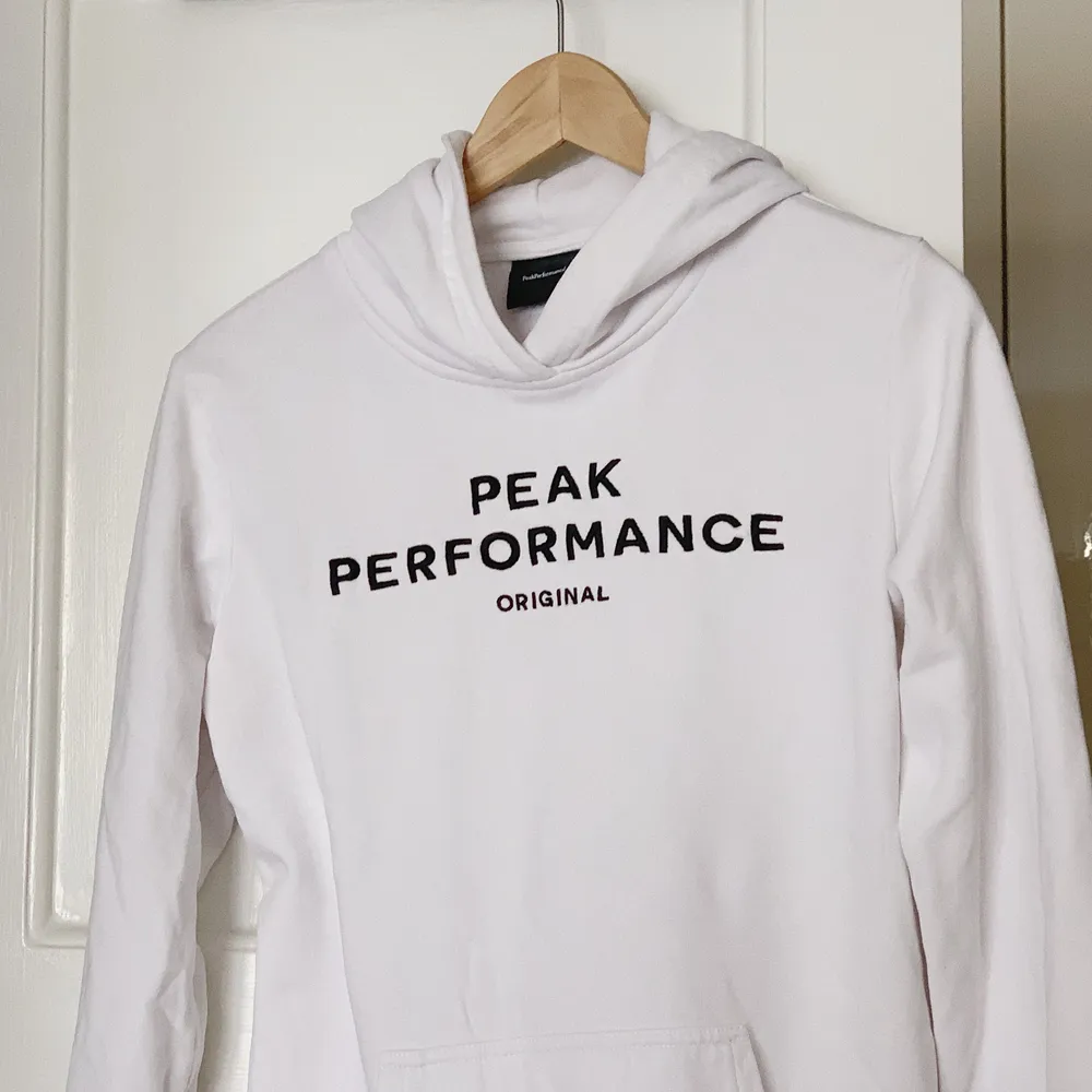 Säljer en sååå skön hoodie från Peak Performance, så gott som oanvänd. Köpt från barnavdelningen så i stl 170, men passar toppen till mig som är XS-S. 🤍   Nypris: 749:- Säljes för: 200:-. Hoodies.