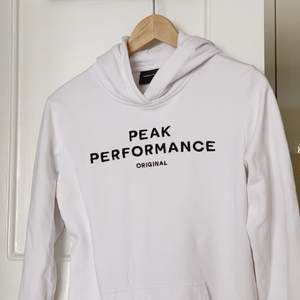 Säljer en sååå skön hoodie från Peak Performance, så gott som oanvänd. Köpt från barnavdelningen så i stl 170, men passar toppen till mig som är XS-S. 🤍   Nypris: 749:- Säljes för: 200:-