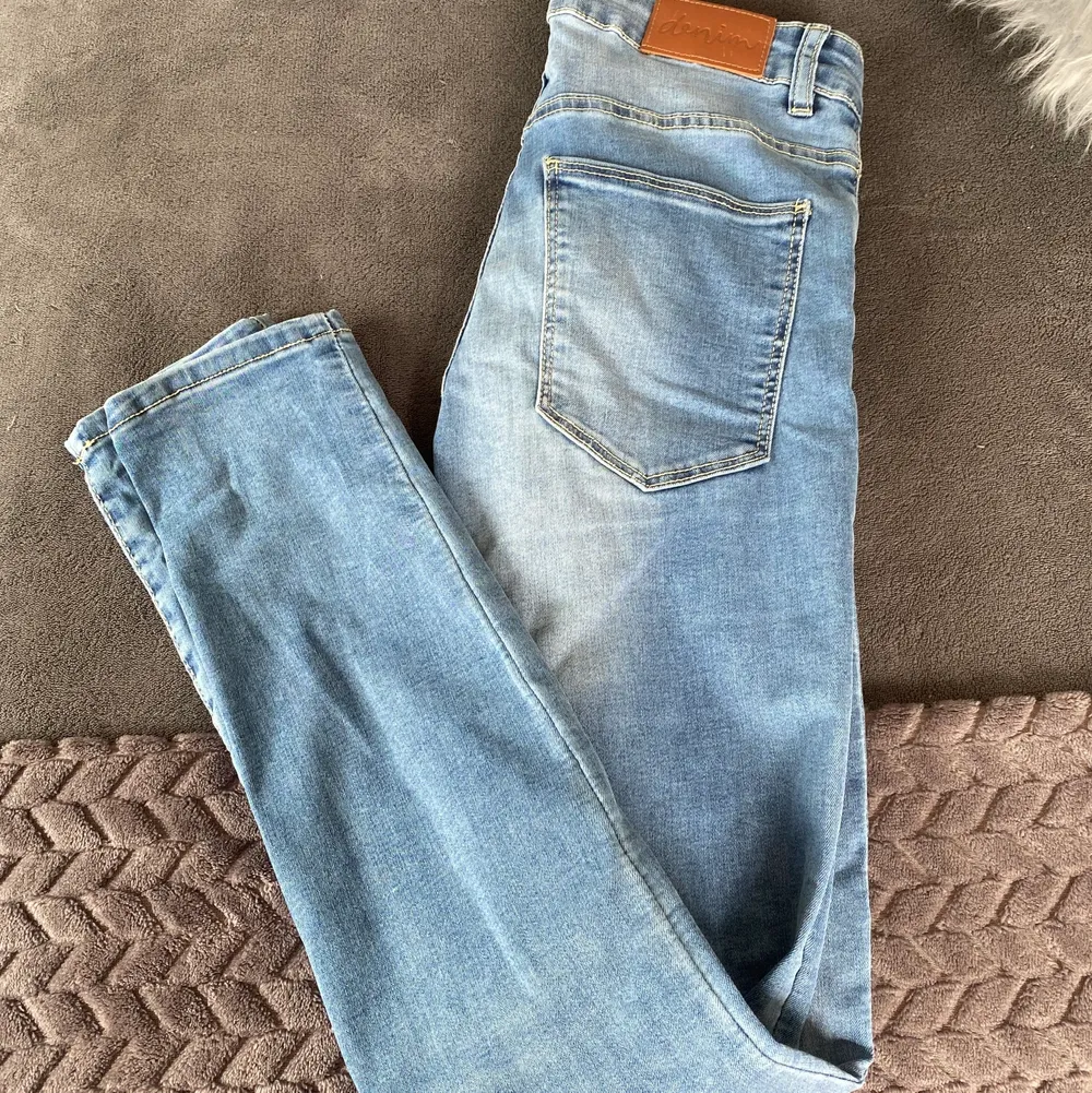 Blå skinny jeans från denim och de är aldrig använda. Lite lösare där nere. Sitter bra i längden på mig som är 166 cm.. Jeans & Byxor.