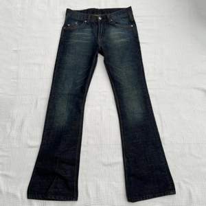 Lågmidjade jeans från Crocker, modell 312. Inga defekter. Midjemått: 80 cm. Innerbenslängd: 82 cm. För små på mig i midjan som man ser. Jag är 176 cm. Skriv privat för mer bilder! 150kr + frakt 💓