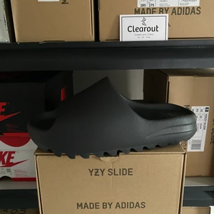 Yeezy slides - Onyx(mörka) storlekar 43-44,5/(us9-10) pris: 1799kr sitter midre så gå upp en storlek från de ni brukar ha! Green Glow storlek 44,5/10 pris 1399kr! Pure(beigea) storlek 44,5/10 pris 1699kr!