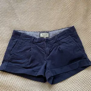 Mörkblå lågmidjade shorts från abercrombie & fitch! De är i storlek 4, tror det är amerikansk storlek! Jag har vanligtvis storlek 34/36 och de är för stora för mig men fungerar fint med skärp!❤️ Skulle tro att de passar S/M!❤️