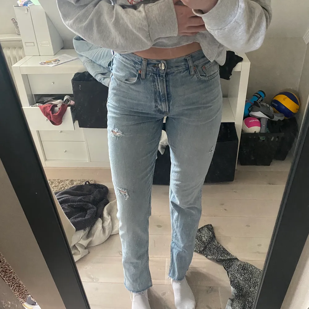 Rensar garderoben! Ljusblåa jeans med slits från Gina Tricot i strl 38. Är själv 184 cm lång.. Jeans & Byxor.