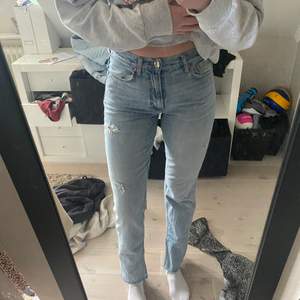 Rensar garderoben! Ljusblåa jeans med slits från Gina Tricot i strl 38. Är själv 184 cm lång.