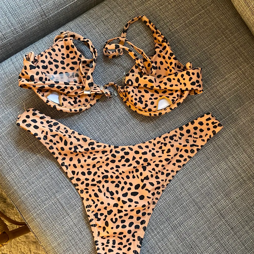 Leopard bikini från SHEIN🤍 jättefin men för stor;( båda är i storlek M🤍 80kr+frakt. Övrigt.