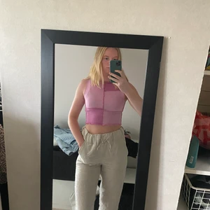 Rosa topp från Pull and Bear - Rensar garderoben! Säljer en snygg rosa topp från pull and bear i strl L, men funkar bra på mig som vanligtvis är strl M. Endast använd en gång