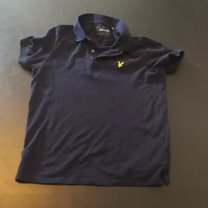 Lyle & Scott pike T-shirt  - En mörkblå/navy pike från Lyle & Scott. S i herr storlek och tajt passform. Den är dock i bra skick! 