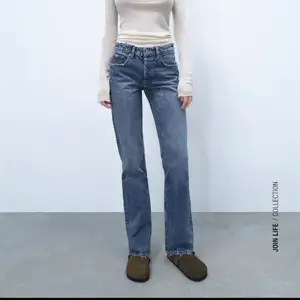 Säljer nu mina populära favoritjeans från Zara, i modellen Mid Raise Straight då dom tyvärr är på gränsen till för korta i benen på mig som är runt 165 (storlek 32 i jeansen) 🌟  Dom är i gott skick, kan såklart skicka jeansen 🥰 Köptes för 359kr (Köpare står för frakten)