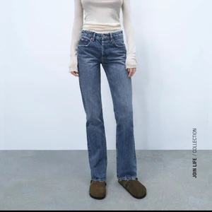 Jeans Midraise Straight Zara - Säljer nu mina populära favoritjeans från Zara, i modellen Mid Raise Straight då dom tyvärr är på gränsen till för korta i benen på mig som är runt 165 (storlek 32 i jeansen) 🌟  Dom är i gott skick, kan såklart skicka jeansen 🥰 Köptes för 359kr (Köpare står för frakten)