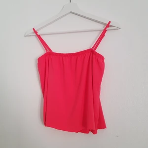 Sommarlinne - Superfint somnar linne i en slags corall/rosa färg. Super luftigt till en varm sommardag.🌞 Tyget är stretching och super skönt. Fin kvalitet. Går att justera banden. Knapp där bak i nacken/ryggen. 💞