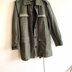 Jacka ifrån zara  - Supersnygg militärgrön denim jacka ifrån zara. Med guld detaljer. 