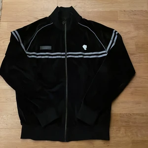 Ellesse X Caliroots Tröja Storlek M - Ellesse X Caliroots Tröja med reflektiva sträck