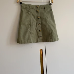 Militärgrön Jeanskjol  - Kort Militärgrön jeanskjol. 