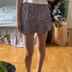 Blommig kjol - Jag säljer en jätte fin somrig kjol som har inbyggda shorts. Kjolen är köpt på zara, den är använd men i mycket bra skick! Köparen betalar frakten!💕