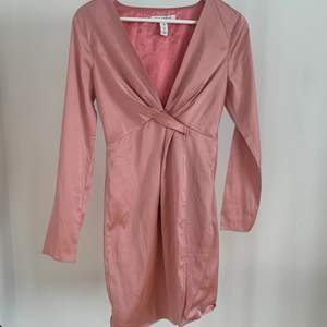 Urringad långärmad rosa klänning i silkesmaterial från NLY TREND i storlek 34.