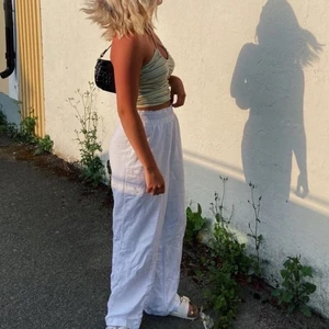 vita linnebyxor - Säljer mina vita linnebyxor från H&M, köpta förra sommaren och dom är sparsamt använda. 🤍 Storlek S