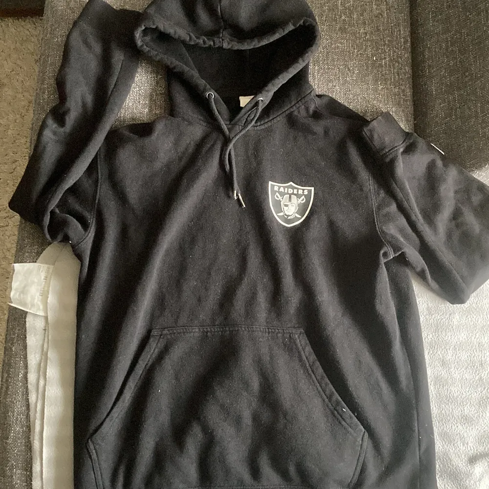 Säljer min raiders hoodie då den aldrig används. Haft den ett tag så drar ner på priset😎 Den är oversize så den passar både som en S och M och både tjejer och killar. . Hoodies.