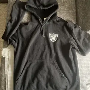 Säljer min raiders hoodie då den aldrig används. Haft den ett tag så drar ner på priset😎 Den är oversize så den passar både som en S och M och både tjejer och killar. 