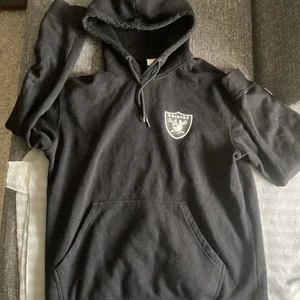 Oversize raiders hoodie - Säljer min raiders hoodie då den aldrig används. Haft den ett tag så drar ner på priset😎 Den är oversize så den passar både som en S och M och både tjejer och killar. 