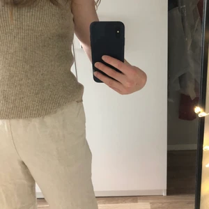 Linnebyxor  - Säljer dessa Superfina linnebyxor som tyvärr är för korta för mig, passar någon som är 150 cm lång. Högmidjade och i bra skick🌼