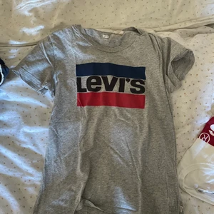 Levis’s t-shirt S - Nästan helt oanvänd mycket bra skick.  Köparen väljer frakt 