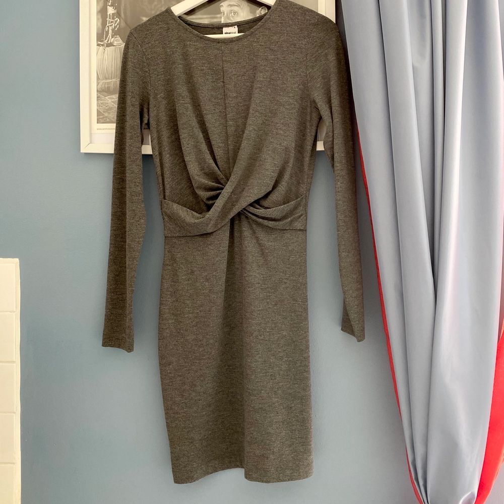 Oanvänd grå klänning från Ginatricot som passar XS. Den är stretchig och det står S på men den är mer som en XS. 93 cm lång. Hämtas i Hornstull eller skickas mot fraktkostnad (51kr spårbart) ❤️. Klänningar.