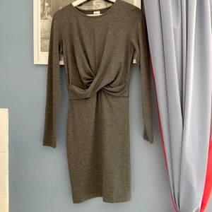 Oanvänd grå klänning från Ginatricot som passar XS. Den är stretchig och det står S på men den är mer som en XS. 93 cm lång. Hämtas i Hornstull eller skickas mot fraktkostnad (51kr spårbart) ❤️