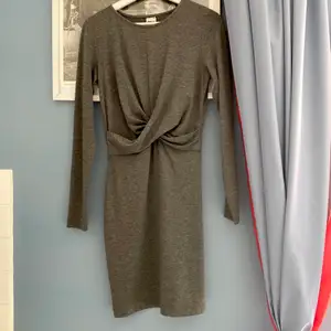Oanvänd grå klänning från Ginatricot som passar XS. Den är stretchig och det står S på men den är mer som en XS. 93 cm lång. Hämtas i Hornstull eller skickas mot fraktkostnad (51kr spårbart) ❤️