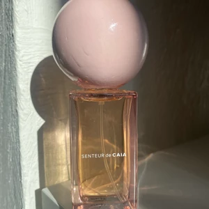 CAIA SENTEUR - Säljer parfymen SENTEUR från CAIA som ni ser inte är använd. Nypris är 595kr. Säljer för 350kr + frakt🤎