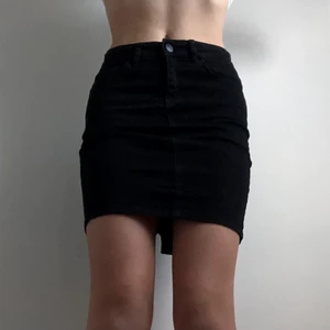 Cubus tajt kjol - Har bara prövats. Elastic på commando, tajt annars. Perfect att ha på jobbet eller middag. Denim kjol. 