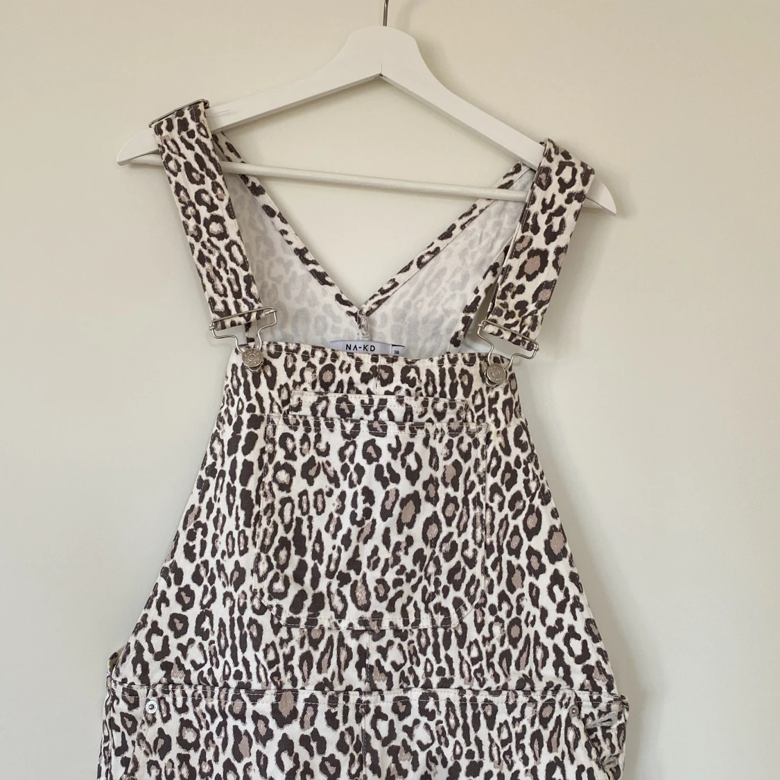 Hängselbyxor i leopard från NAKD