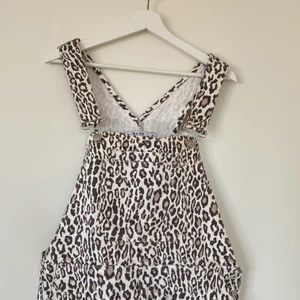 Hängselbyxor i leopard från NAKD - Superfina hängselbyxor från NAKD i storlek 38. Jättefint skick. Säljer för 150 kr. Köparen står för frakt.