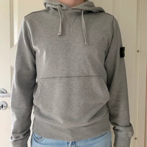 Stone Island - Grå stone island hoodie. Sparsamt använd, cond 7,5/10 inga flaws💕