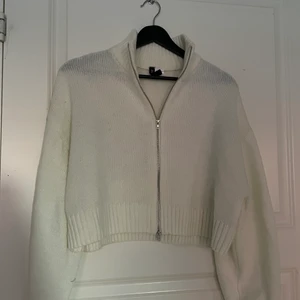 Vit stickad tröja - En vit stickad tröja, tröjan är i ”crop-top” modell. I storlek S och endast använd en gång. Tröjan är i bra skick!