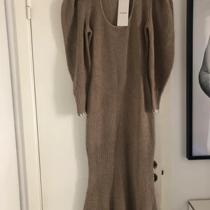 Adoore klänning storlek 34 - En oanvänd, supersnygg klänning från Adoore. Tyvärr är den för stor för mig så har bara hängt i garderoben. Inga anmärkningar. 