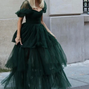 Smaragdgrön balklänning/maxiklänning - Köpte denna balklänning, men lyckades hitta en storlek som passade mig bättre så säljer denna storleken. Aldrig använd, och etiketten är på. Just nu är denna klänning slutsåld. Köpte klänningen för ordinariepris, men den fanns bara att köpa från England och då kostade frakt och tull mig 1000kr extra. Säljer den för ett bra bud då den kostat mig mycket och den är så gott som ny. Köparen står för frakt, 66kr :)  Skriv gärna om ni har frågor! 💚 Jag har storleksguide, bara att fråga om den