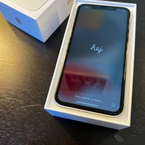 Köp köp - iPhone 11, vit, 64gb, använd ett år och fungerar helt felfritt! Inte en ända repa på skärmen, baksidan är också helt repfri! Batterikapaciteten 90%, Tagit hand om denna med kärlek, Säljes då jag köpt en ny!   Skickas givetvis med spårbar frakt! (99kr)! 