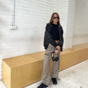 Cargo pants - Slutsålda lågmidjade cargo pants från Jacquie xanders kollektion med Motell rocks, har sytt in dem lite i midjan men bör gå enkelt att ta bort om man vill! :) Skickar gärna fler bilder om så önskas!