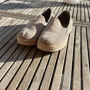 Tygskor/espadrillos - Superfina och somriga tygskor/espadrillos från Toms. De är i rätt bra skick. Jag köpte de förra sommaren här på Plick men har inte använt de särskilt mycket! De är storlek 41 men tror även de passar 40 och 42. 