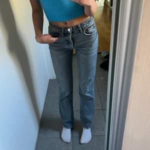 Säljer min favorit modell på jeans från zara då jag tyvär växt ur dem är super snygga och perfekt längd på mig som är 173 cm.