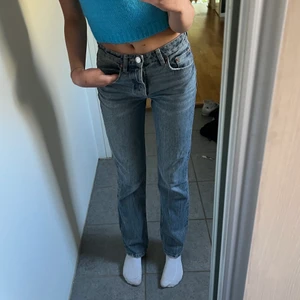 Mid rise jeans Zara - Säljer min favorit modell på jeans från zara då jag tyvär växt ur dem är super snygga och perfekt längd på mig som är 173 cm.