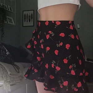 Zara kjol - Säljer jätte snygg kjol från Zara. Den är storlek XS. Den passar mig som är XS/S💓