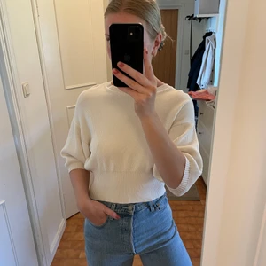 Stickad topp - Vit tunnare topp med smått glittriga detaljer✨stl L, är själv en S/M och den passar mig, beror på vilken passform man vill ha. 