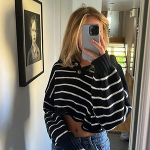 Stickad - Säljer denhär superfina croppade ”pippitröjan” som är super skön, säljer pga att den inte kommer till användning 