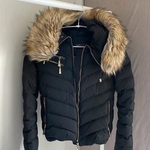 Hollies Jacka strl 36 - Jackan är i väldigt bra skick trots att jag köpte den  2019, den har bara används en vinter. Säljes pga för liten. Inga som helst brister förutom att en knapp fattas vid ena sidan av luvan. 