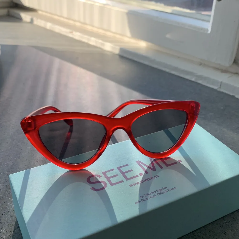 Fina solglasögon i rött ❤️ fint skick! . Accessoarer.