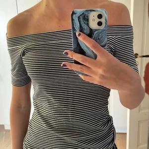 Randig topp HM storlek S - Randig Off-shoulder topp