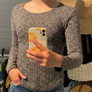 Tröja på Kappahl - Grå tröja från Kappahl i storlek S. Stor garderobsrensning så kolla gärna in mina andra plagg, samfraktar gärna :) 